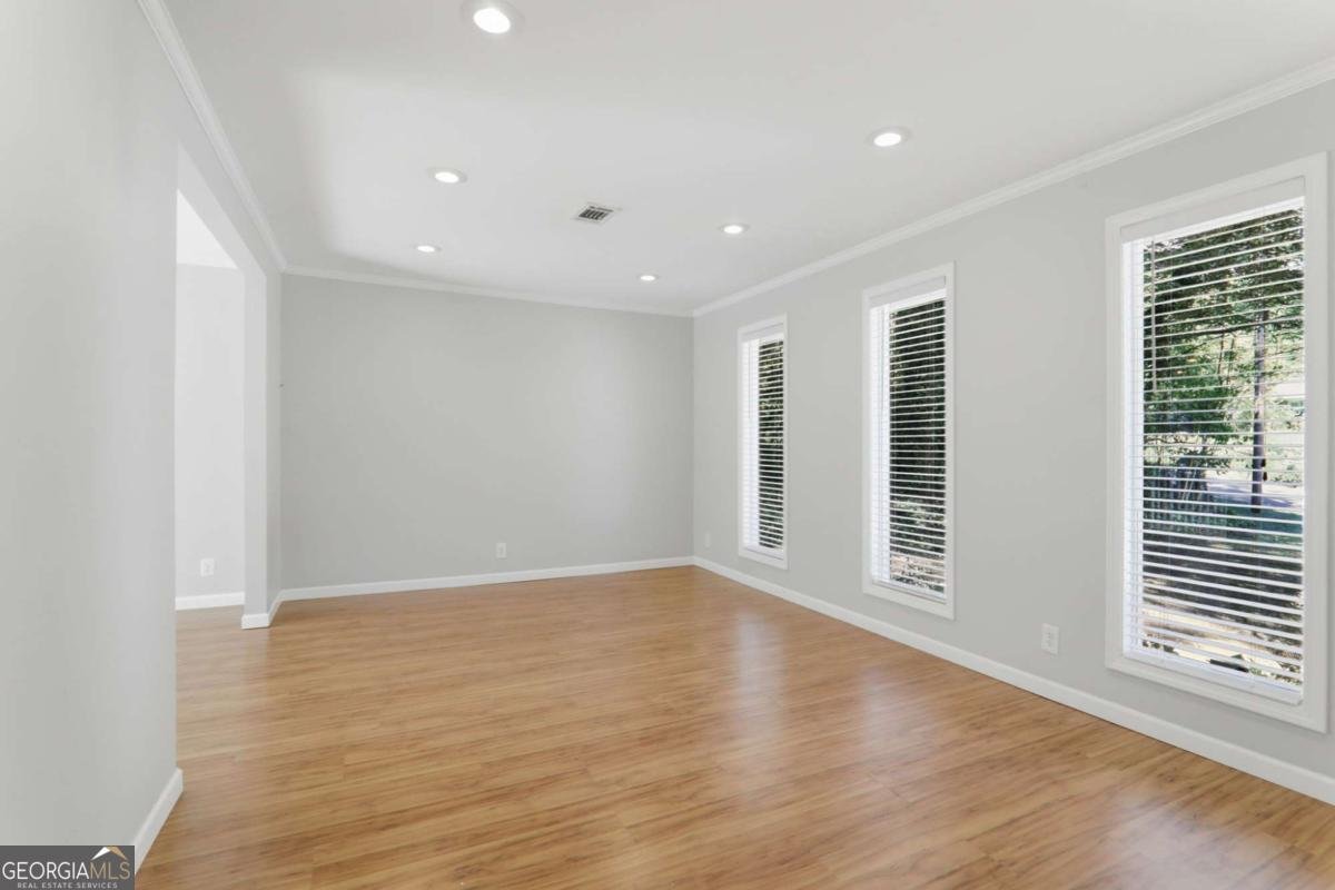 5642 Breezy Court Lilburn - Photo 9