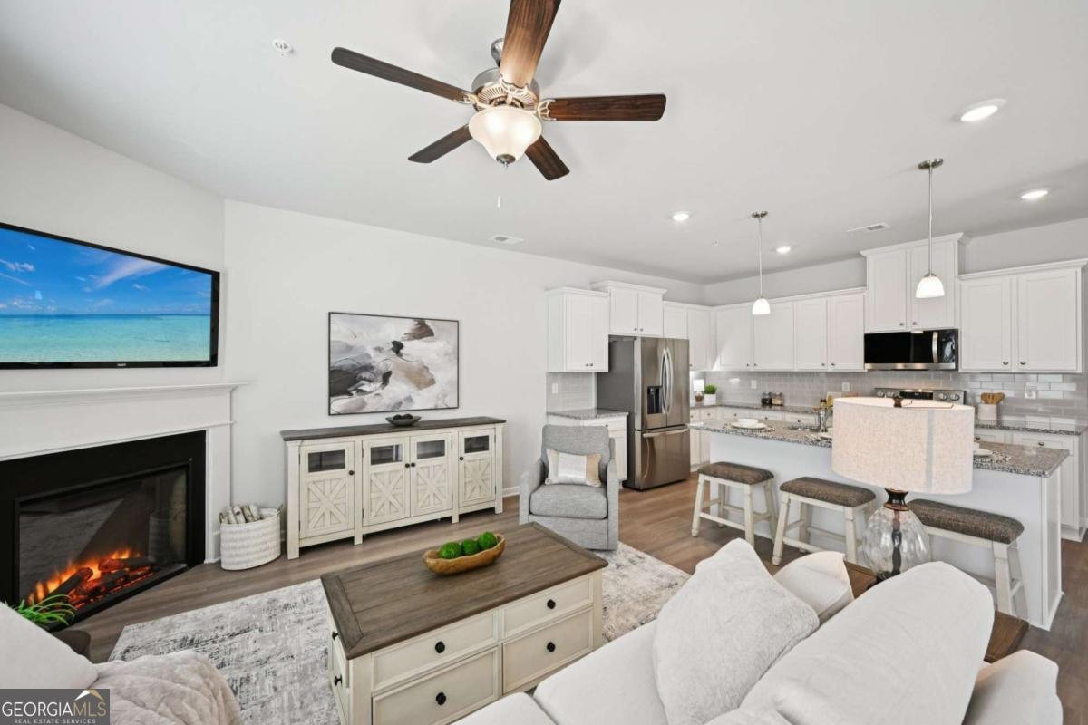 401 Lanier Circle Woodstock - Photo 6