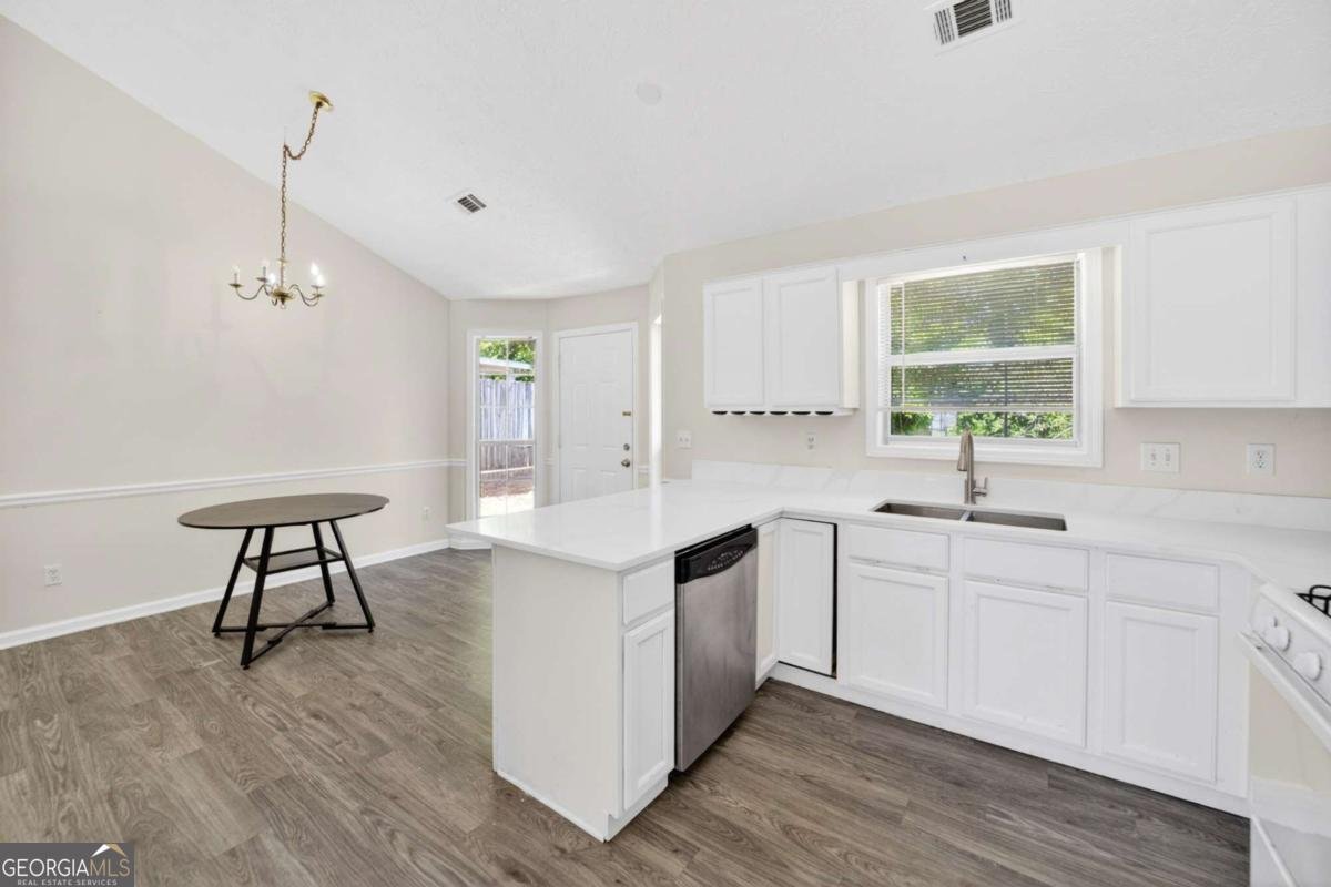 2915 Camelot Woods Drive Lawrenceville - Photo 6