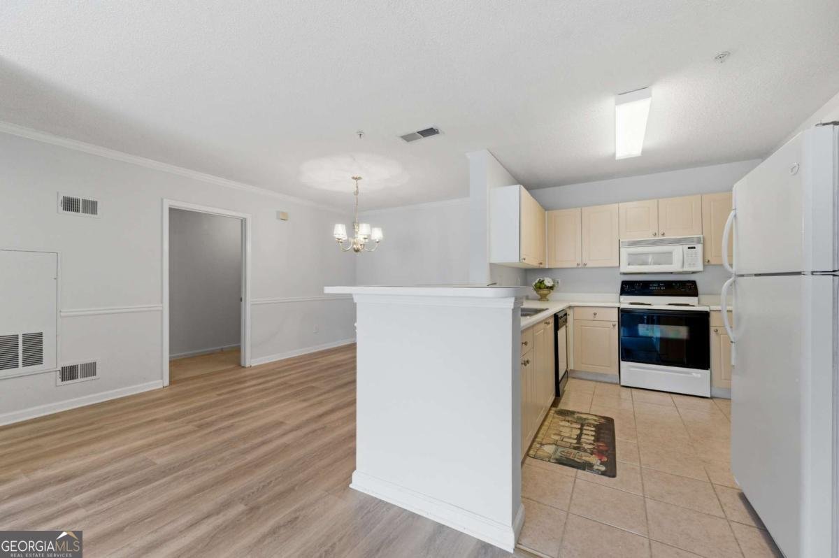 812 Vinings Forest Lane Smyrna - Photo 6