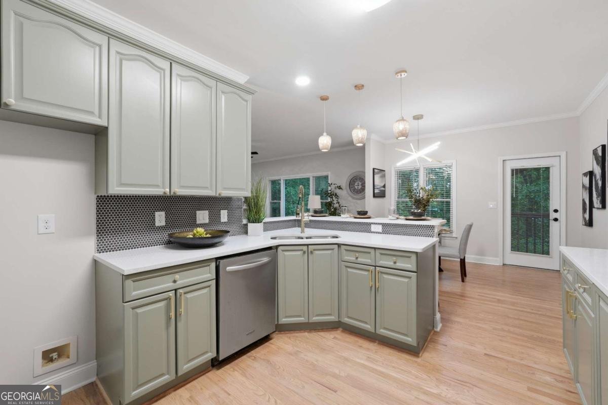 682 Montglade Court Suwanee - Photo 11