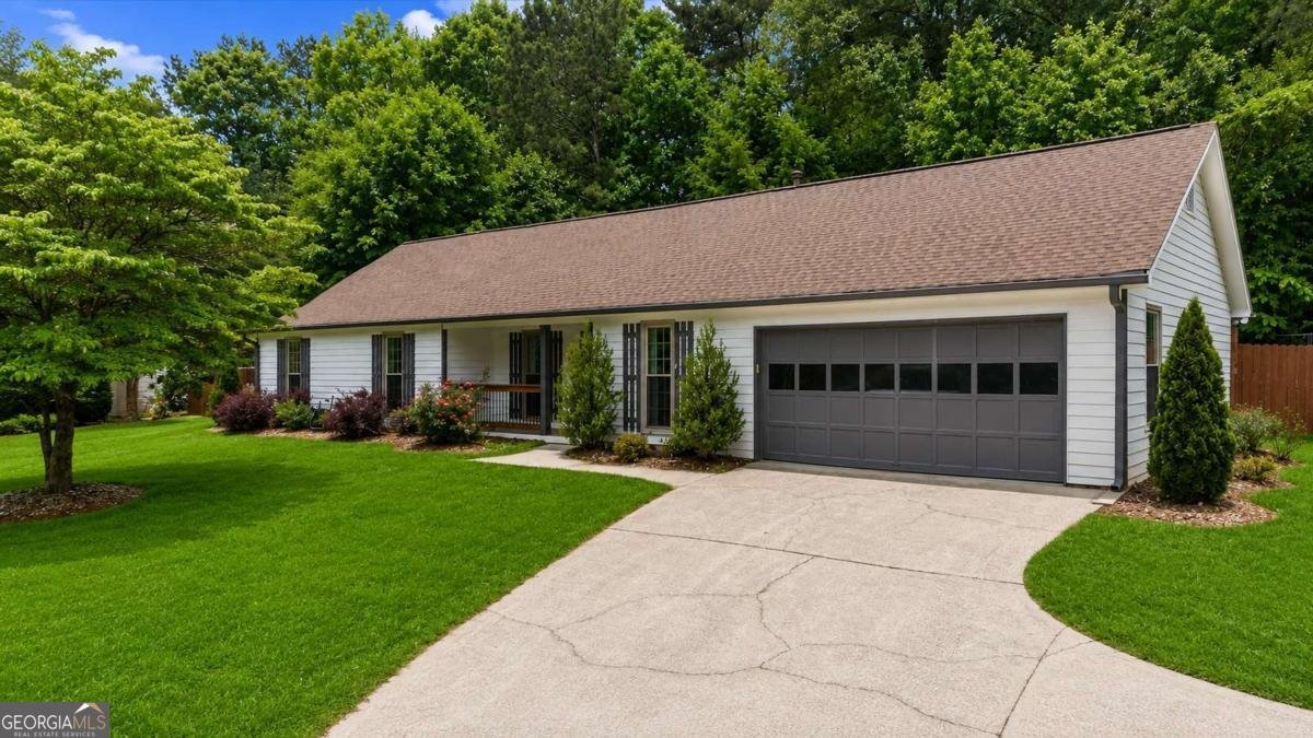 330 Monivea Lane Roswell - main photo