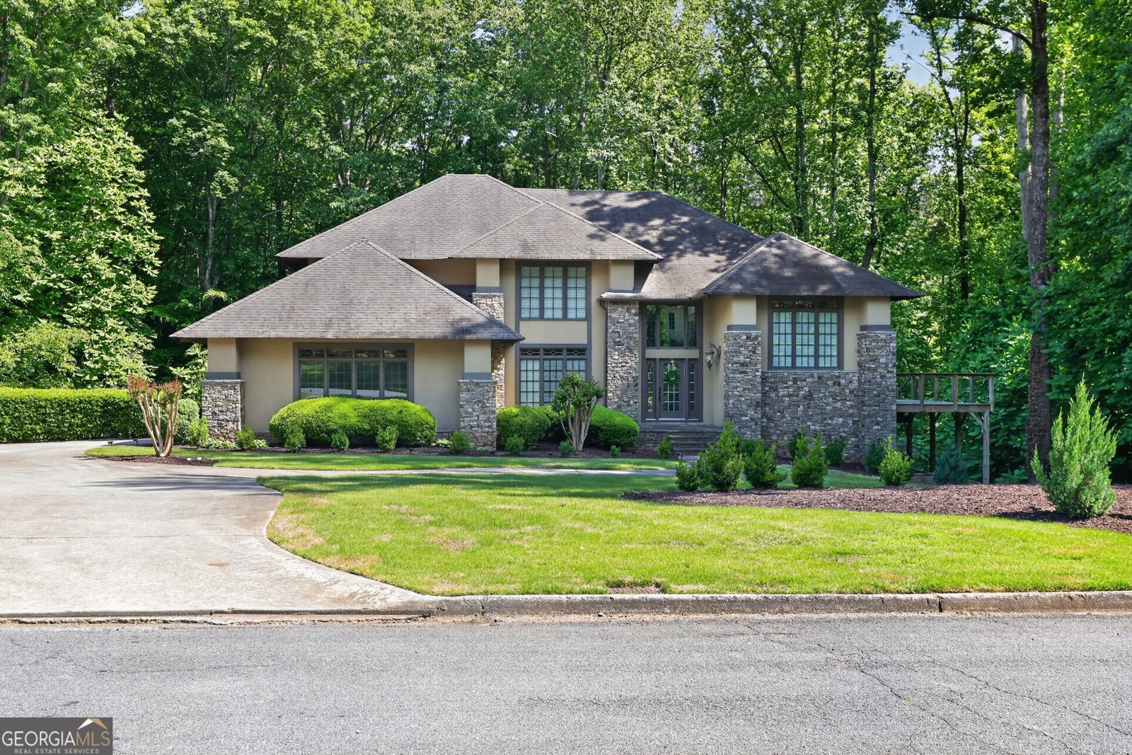 320 Waverly Hall Circle Roswell - main photo