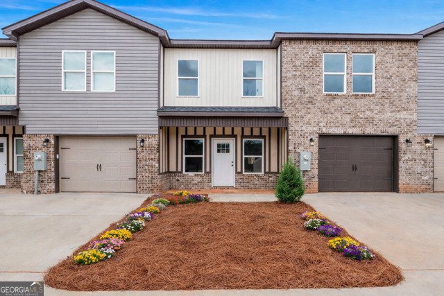 302 Beau Claire Circle Byron - main photo