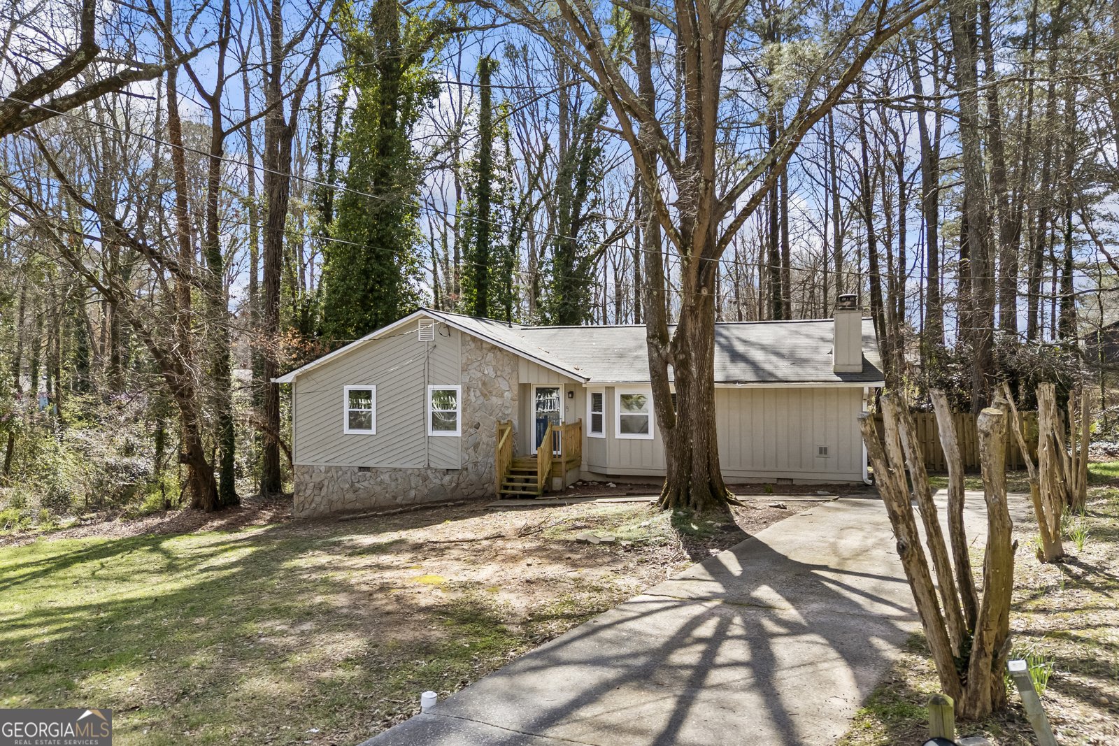2493 Cherie Glen Road Snellville - main photo