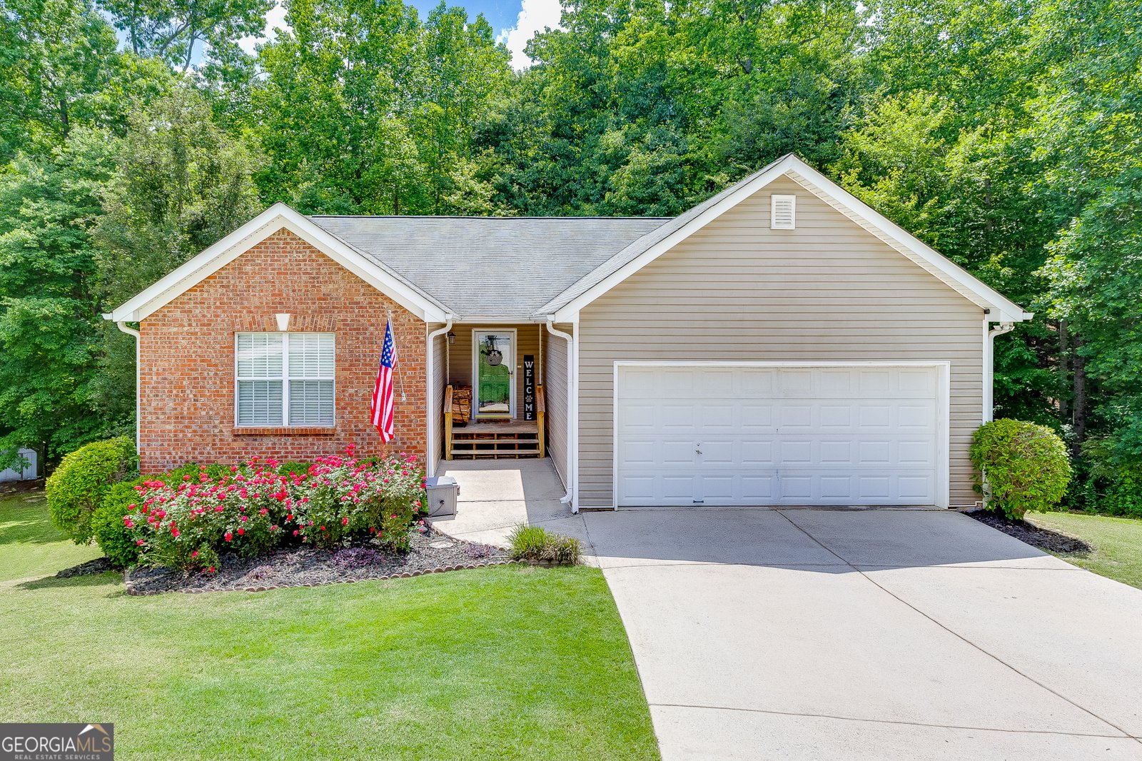 6211 Huntcliff Drive Flowery Branch - main photo