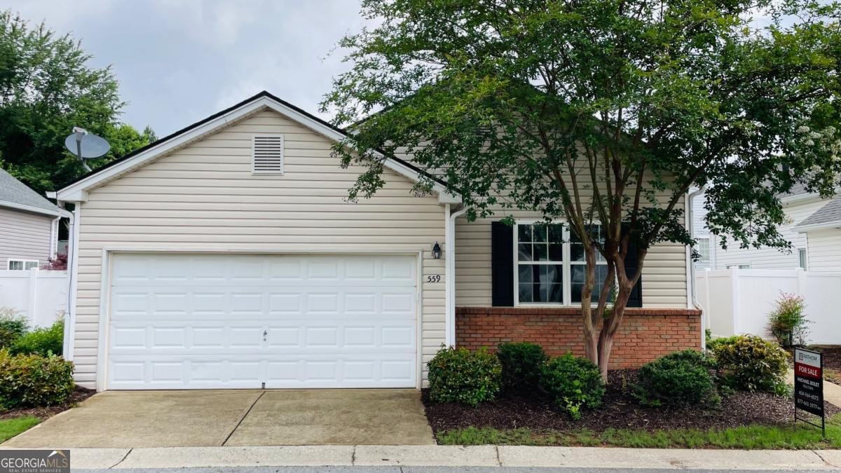 559 Oaks Drive Woodstock - main photo