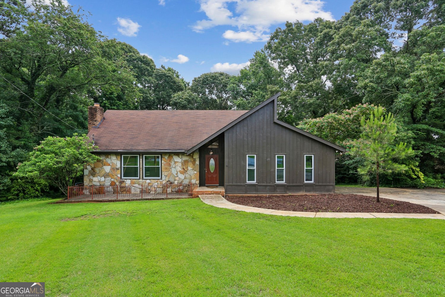 5460 Chanterella Court Lilburn - main photo