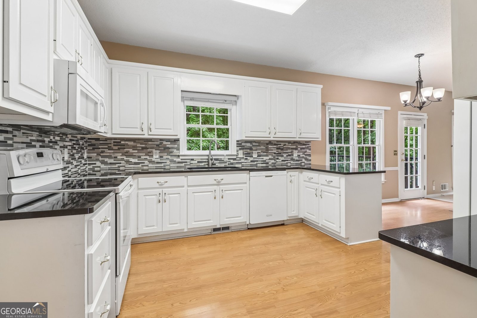 8215 Stonebrook Court Cumming - Photo 12
