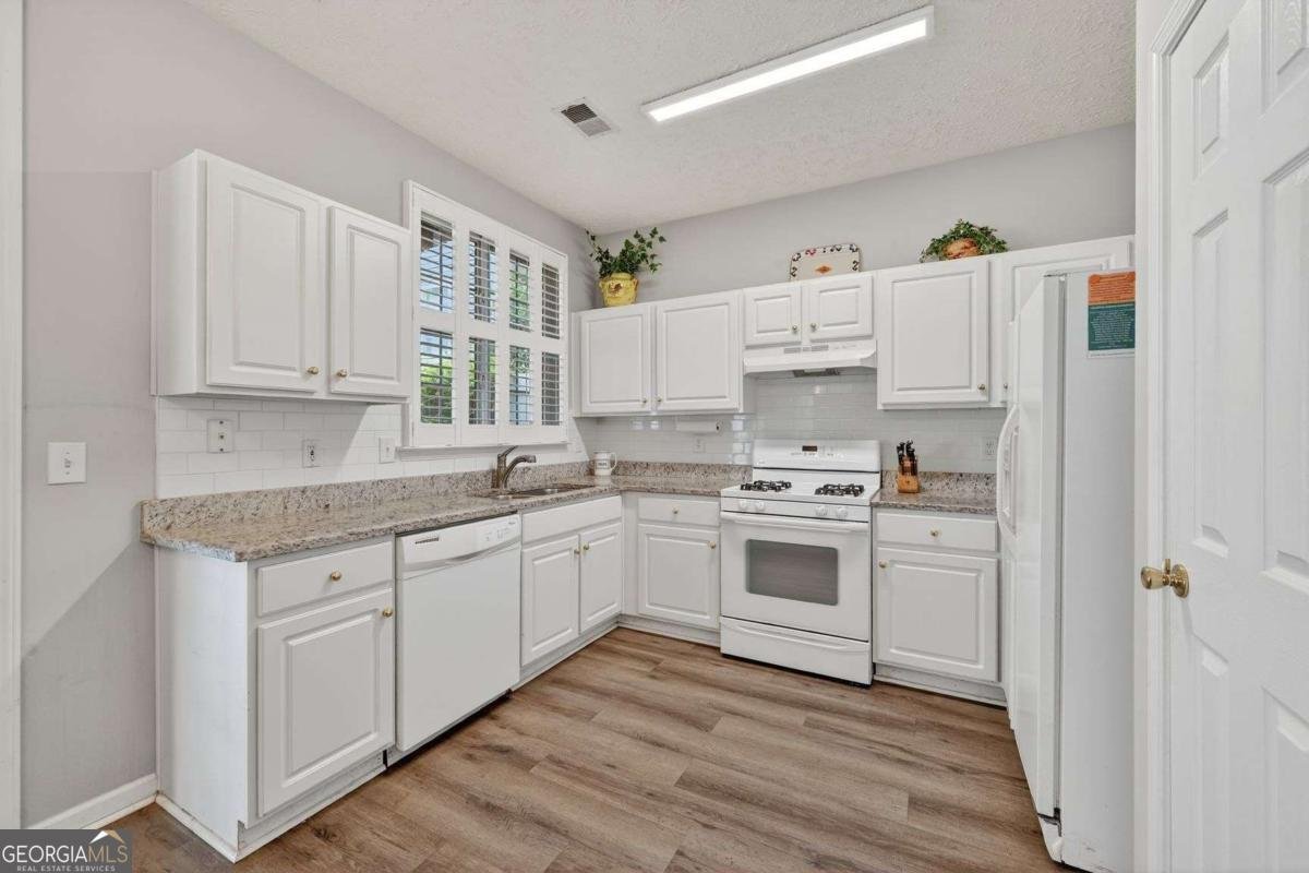 111 Oaks Court Woodstock - Photo 8