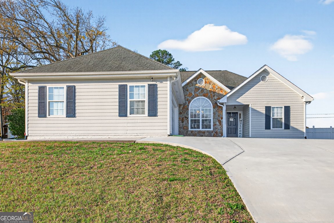 1530 Summer Lake Terrace Loganville - main photo