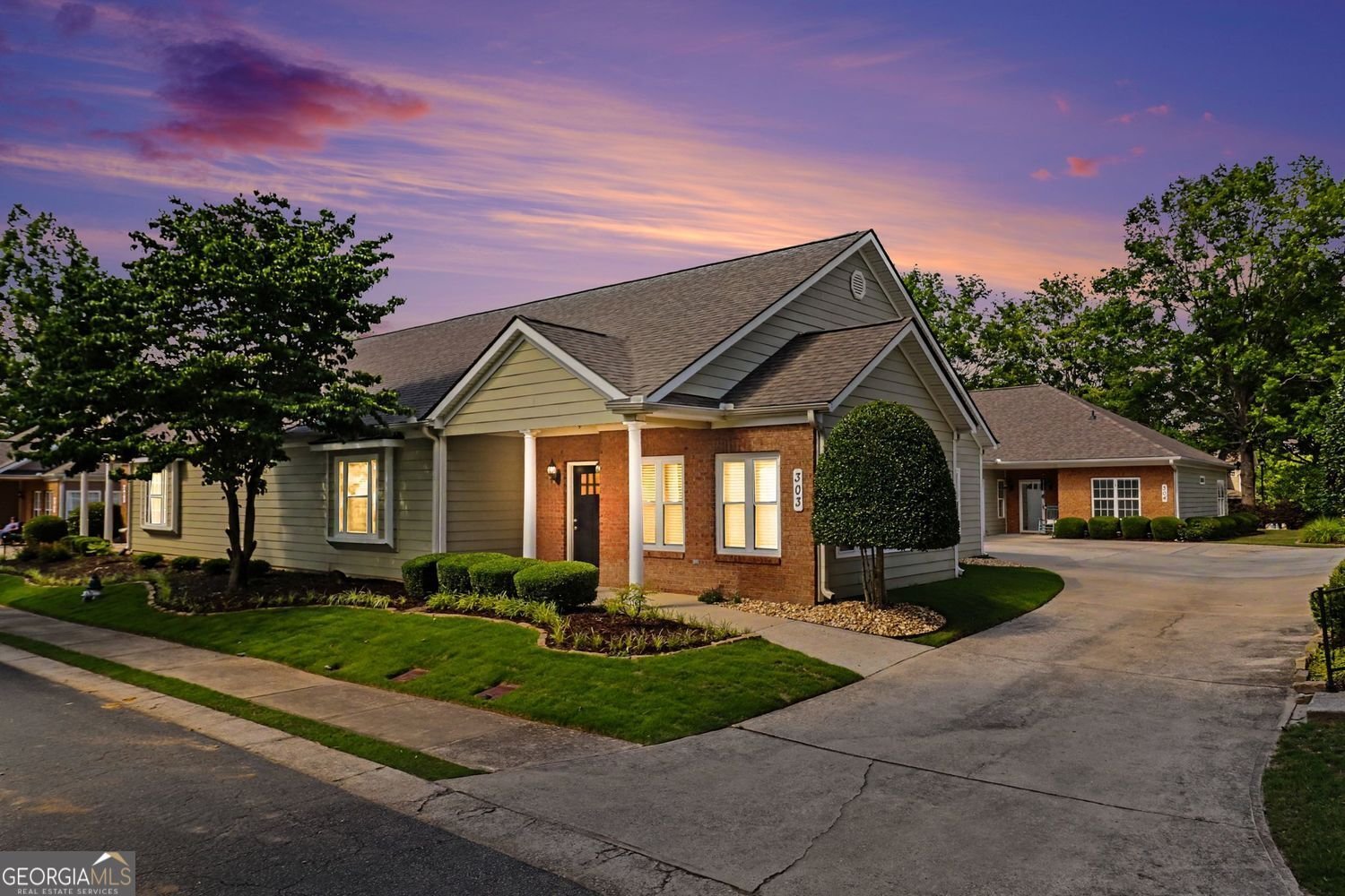 303 Commonwealth Circle Newnan - main photo