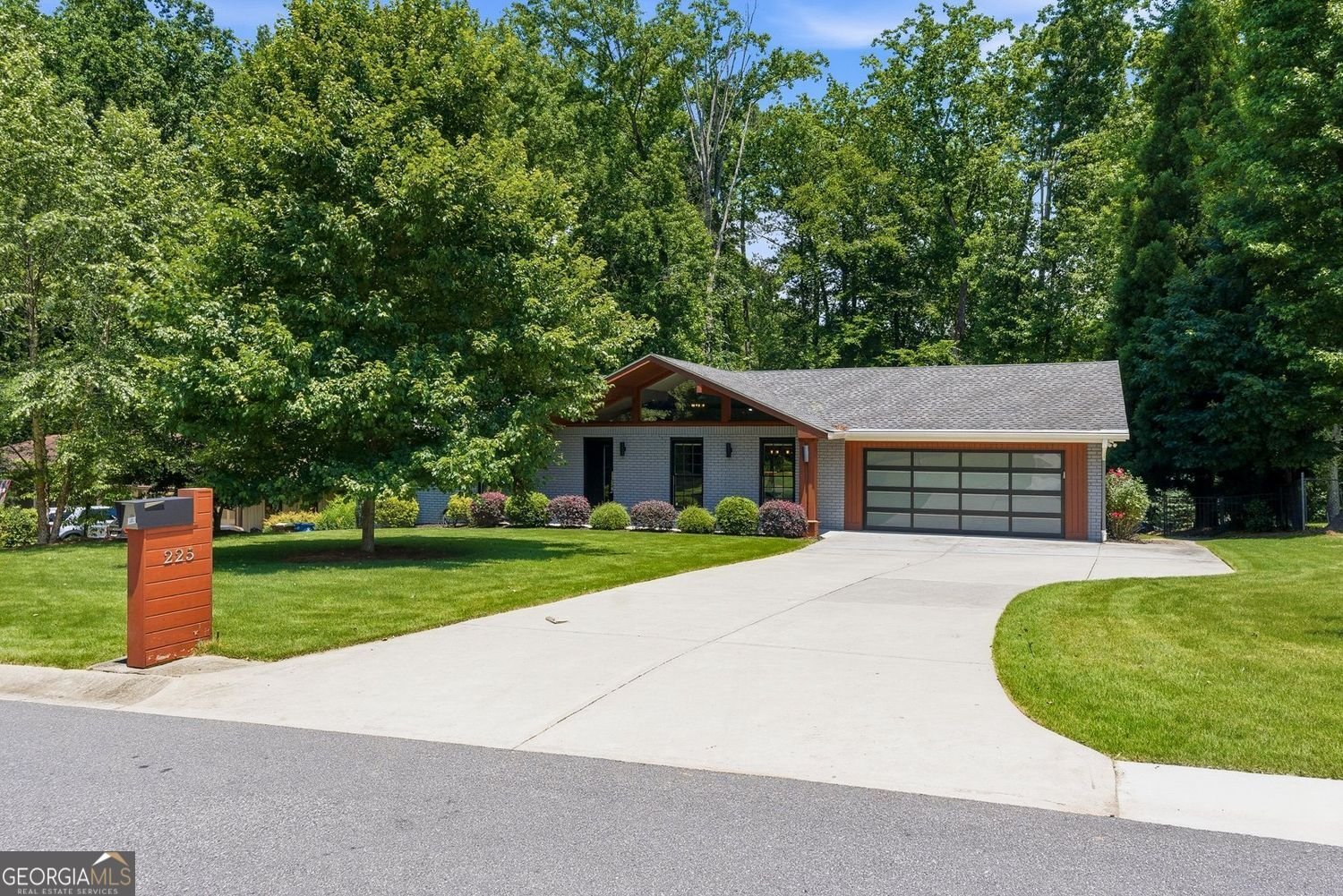 225 Jayne Ellen Way Alpharetta - main photo