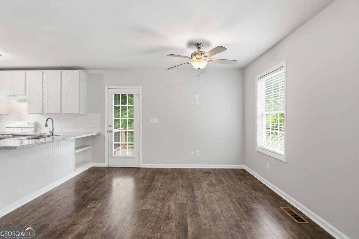 211 First Street Woodstock - Photo 10