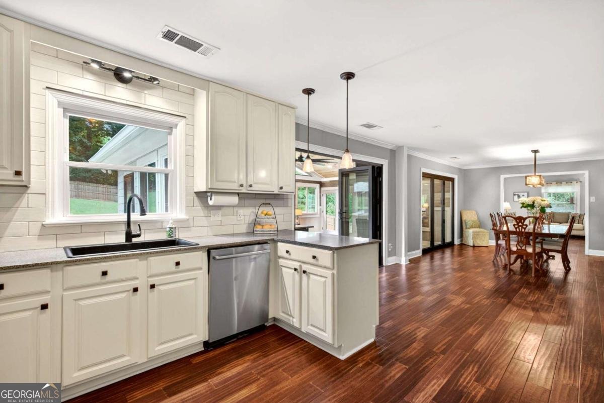 505 Wyncourtney Drive Sandy Springs - Photo 6