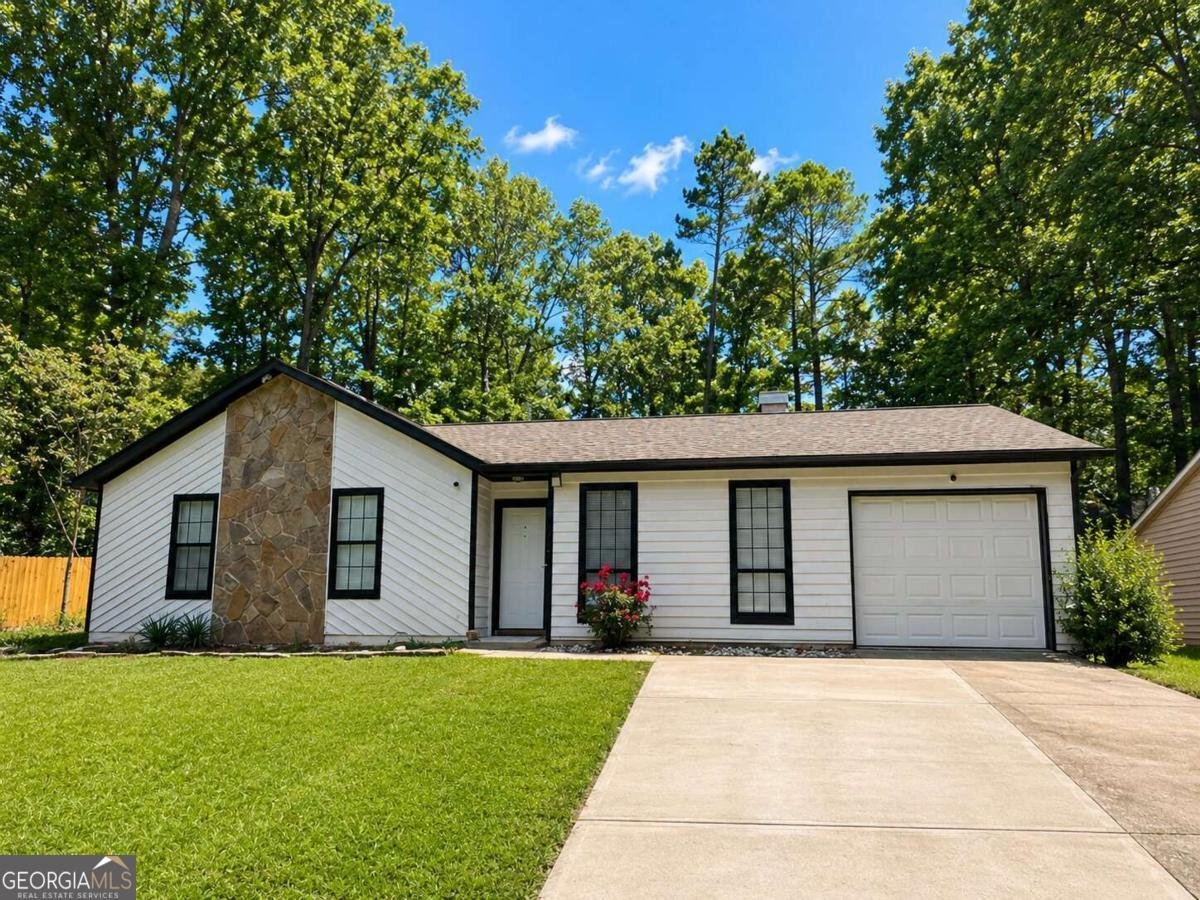 824 Greenhedge Drive Stone Mountain - main photo