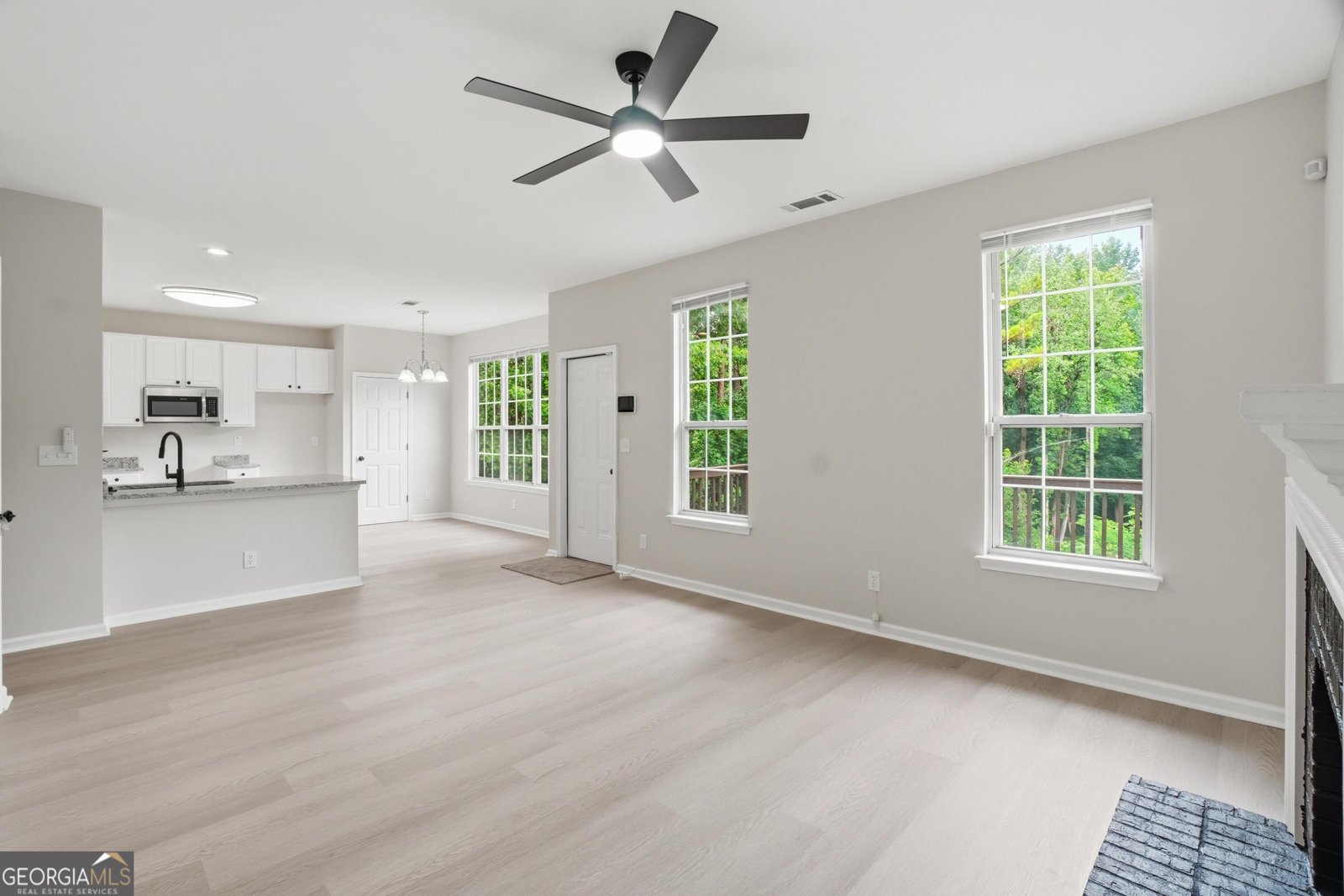 6894 Breeze Drive Stone Mountain - Photo 18