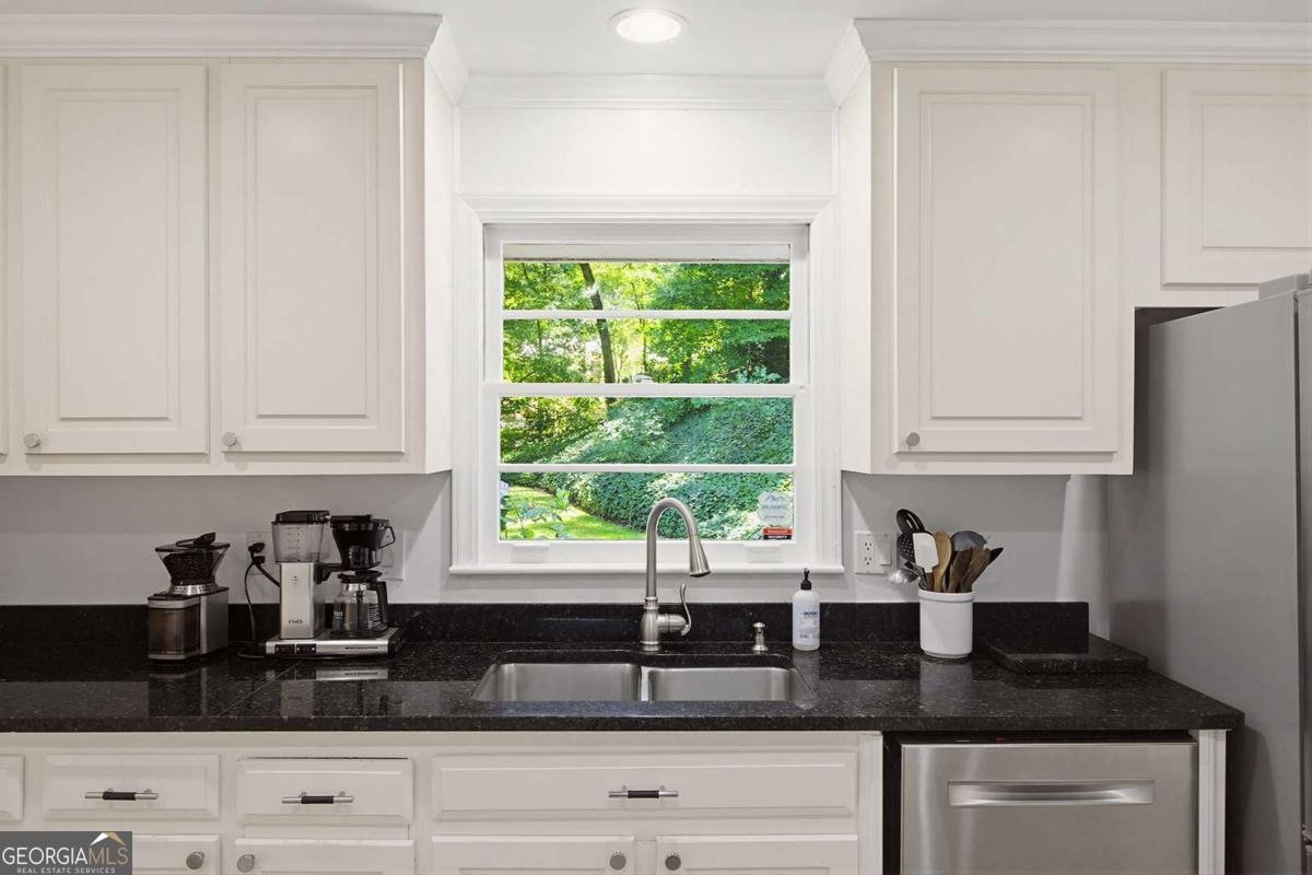 6651 Castleton Drive Atlanta - Photo 13
