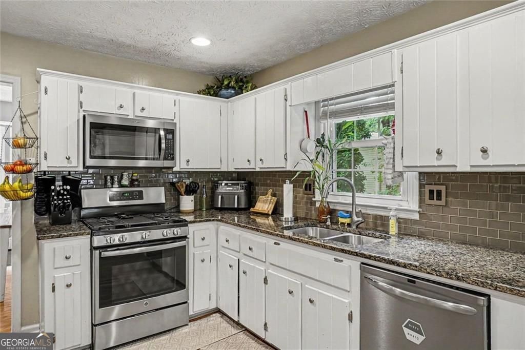 331 Creekbend Drive Woodstock - Photo 7