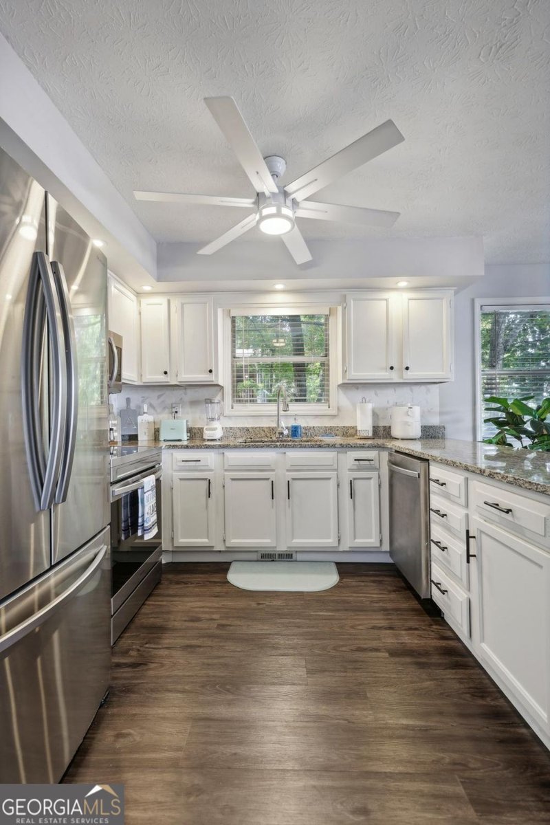 8470 Lake Drive Snellville - Photo 9