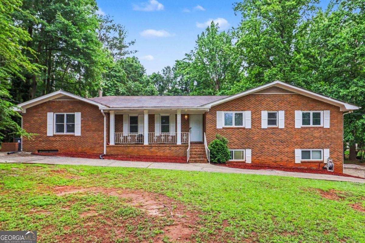 329 Plantation Circle Fayetteville - main photo