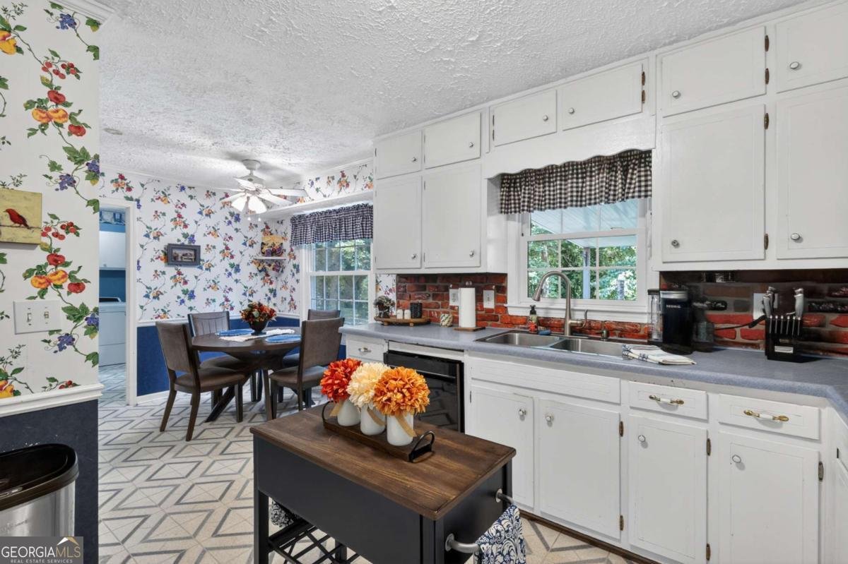 2868 Hickory Lane Snellville - Photo 11