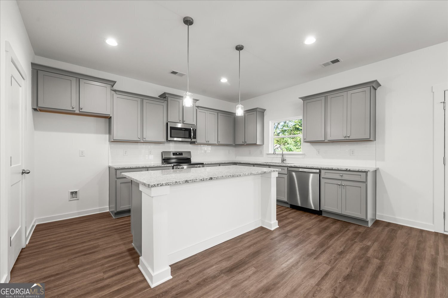 546 Lillian Way Statham - Photo 12