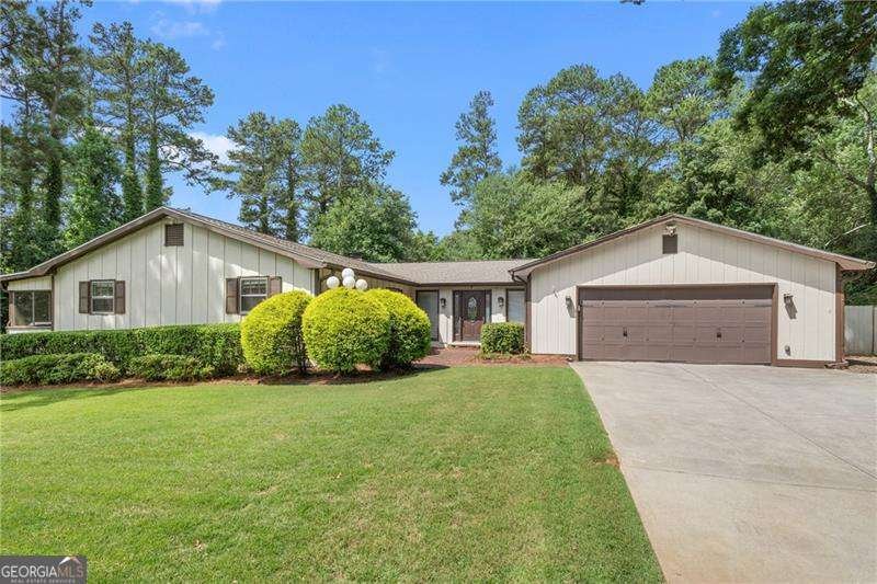 1204 Heritage Hills Circle Snellville - main photo
