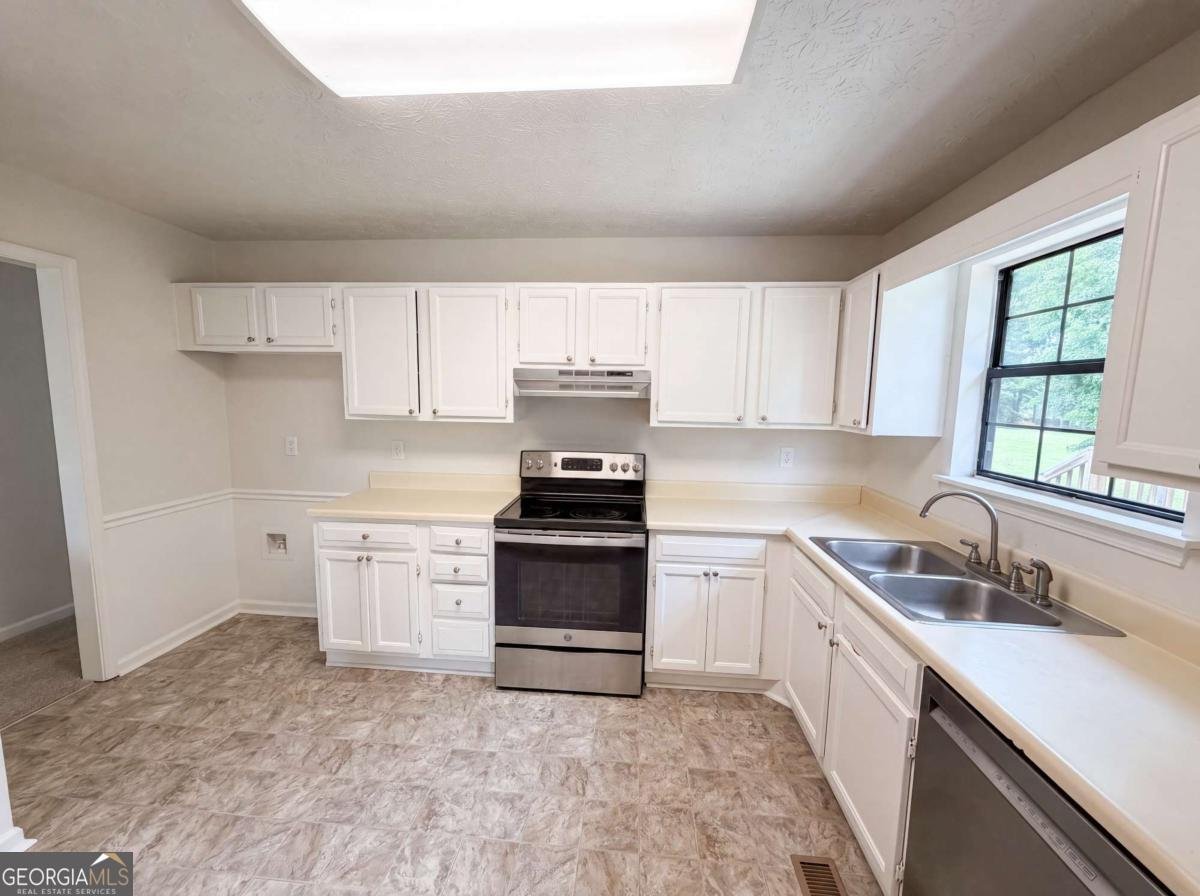 2021 Raymonds Drive Loganville - Photo 8