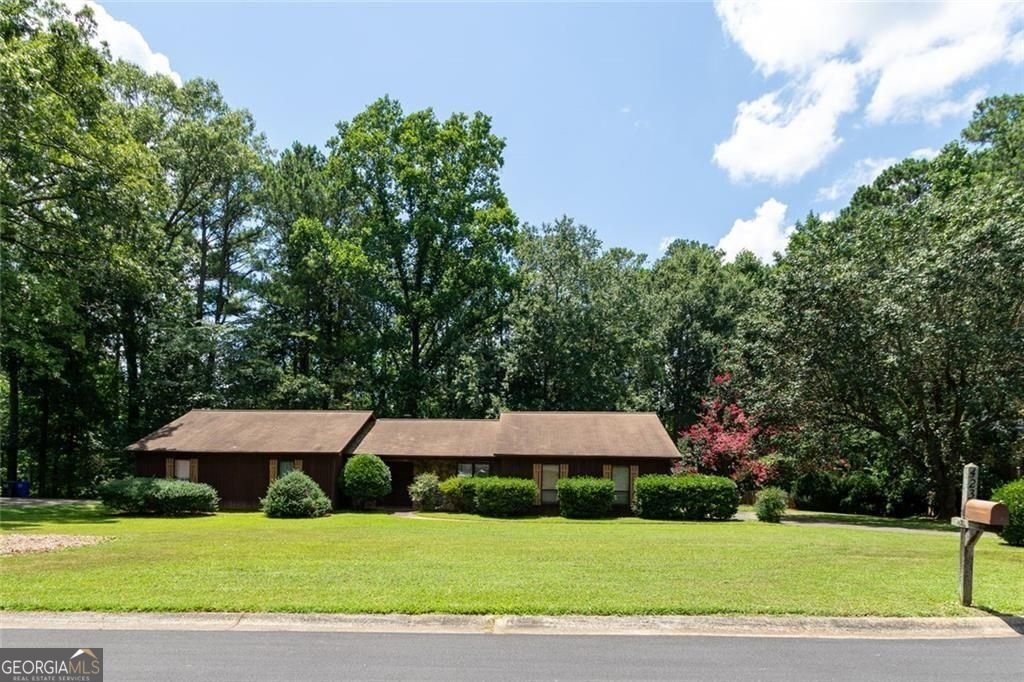 423 Dartmoor Drive Marietta - main photo