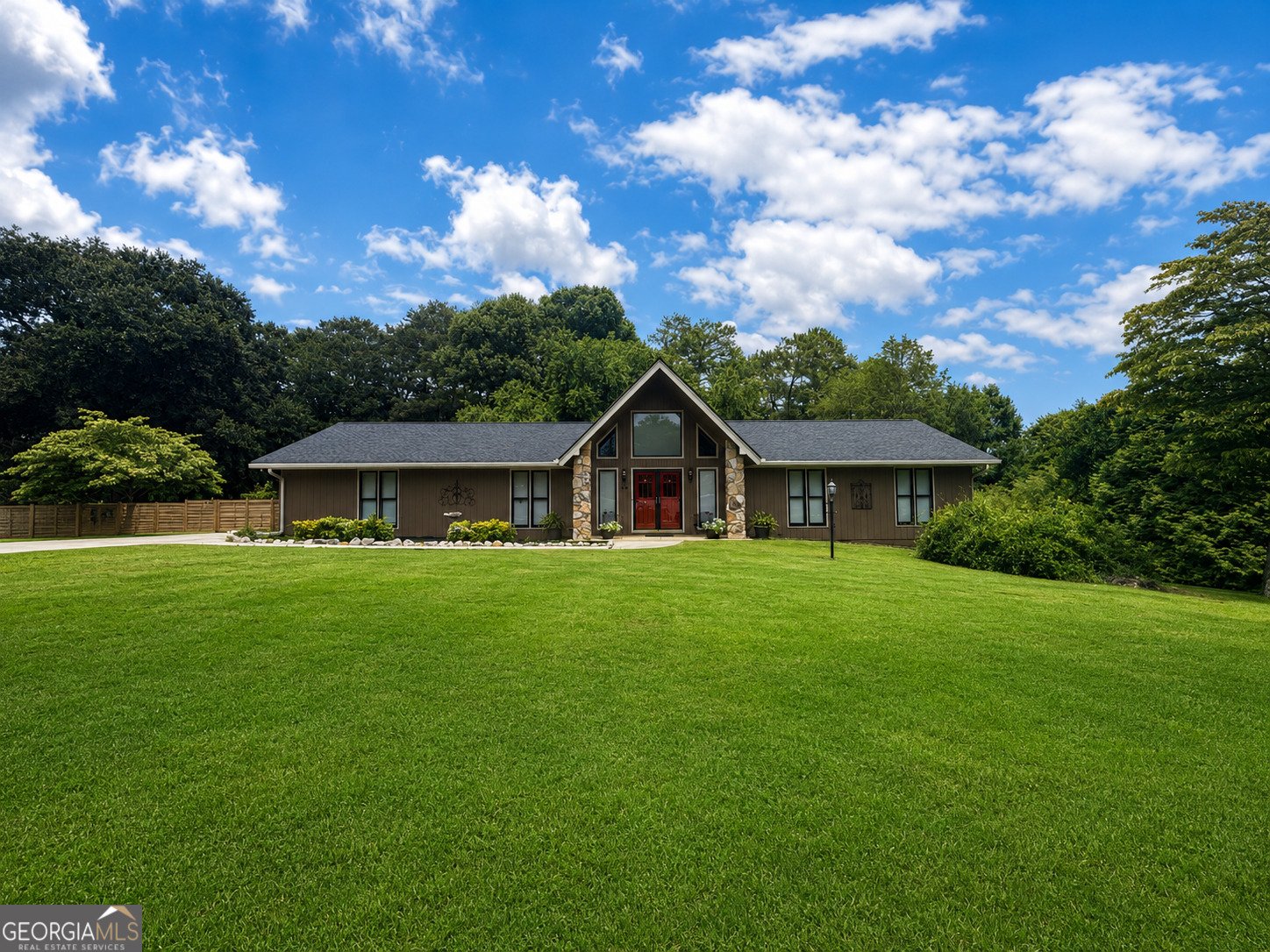 2184 Valley Creek Circle Snellville - main photo