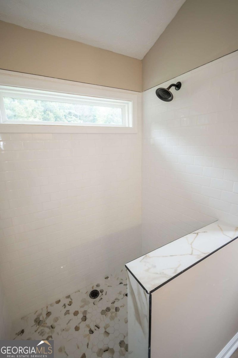 2341 Hartley Court Statham - Photo 33