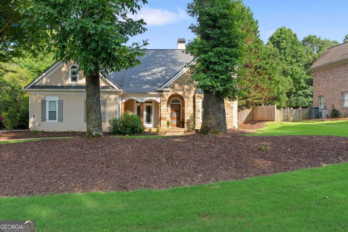 802 Lakeglen Drive Suwanee - main photo