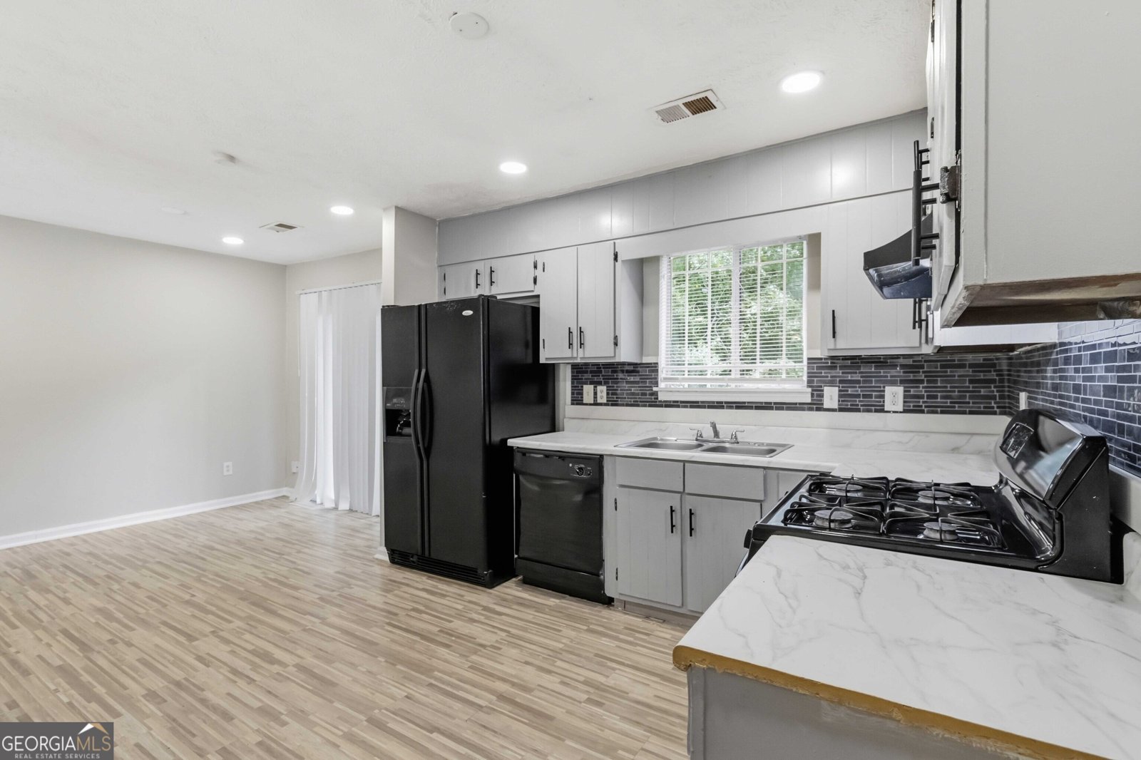 8227 Englewood Trail Riverdale - Photo 10