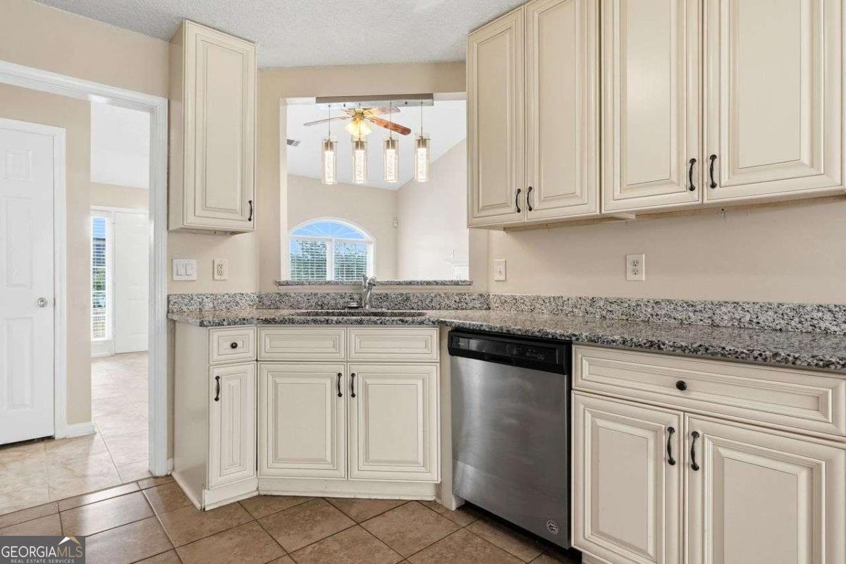1016 Meadow Glen Circle Fairburn - Photo 12