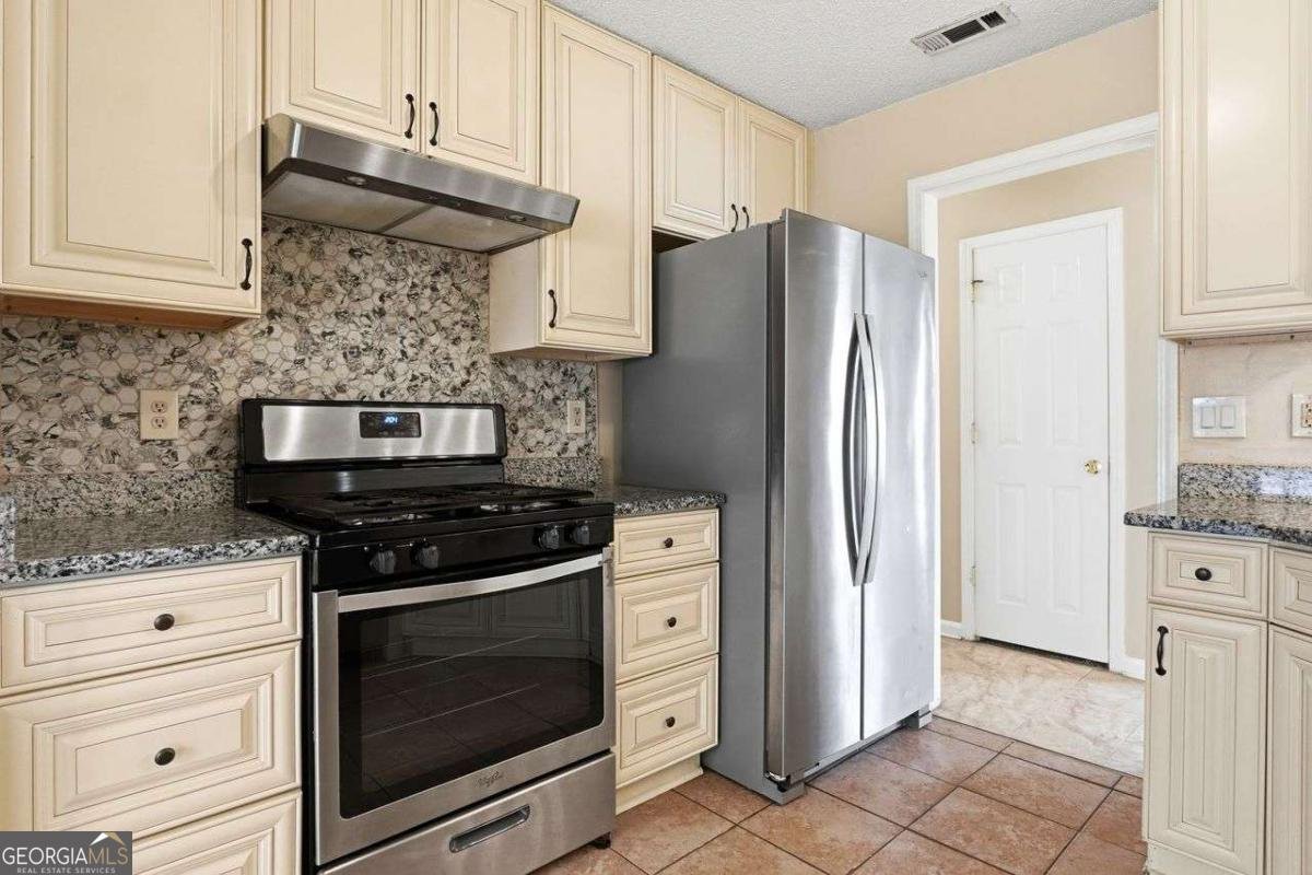 1016 Meadow Glen Circle Fairburn - Photo 13