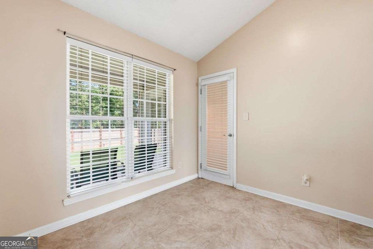 1016 Meadow Glen Circle Fairburn - Photo 17