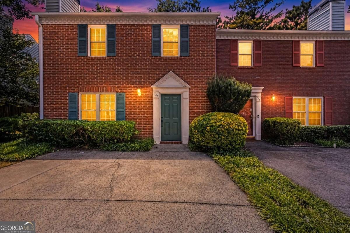 725 Anderson Walk Marietta - main photo
