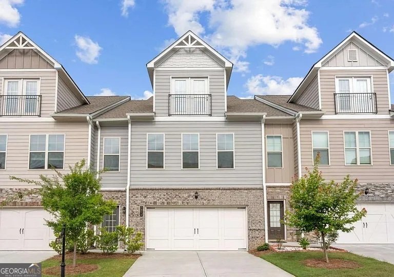 2020 Manor Pointe Drive Cumming - main photo