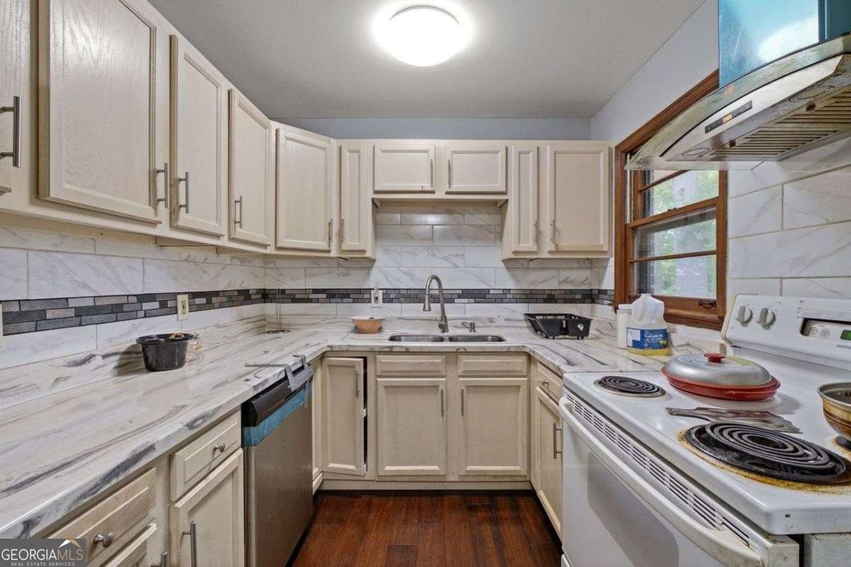 4642 Bartlett Road Forest Park - Photo 10