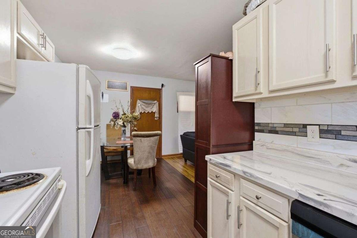 4642 Bartlett Road Forest Park - Photo 12