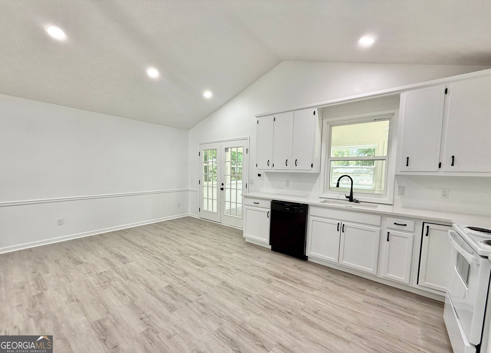 8399 Lake Drive Snellville - Photo 7