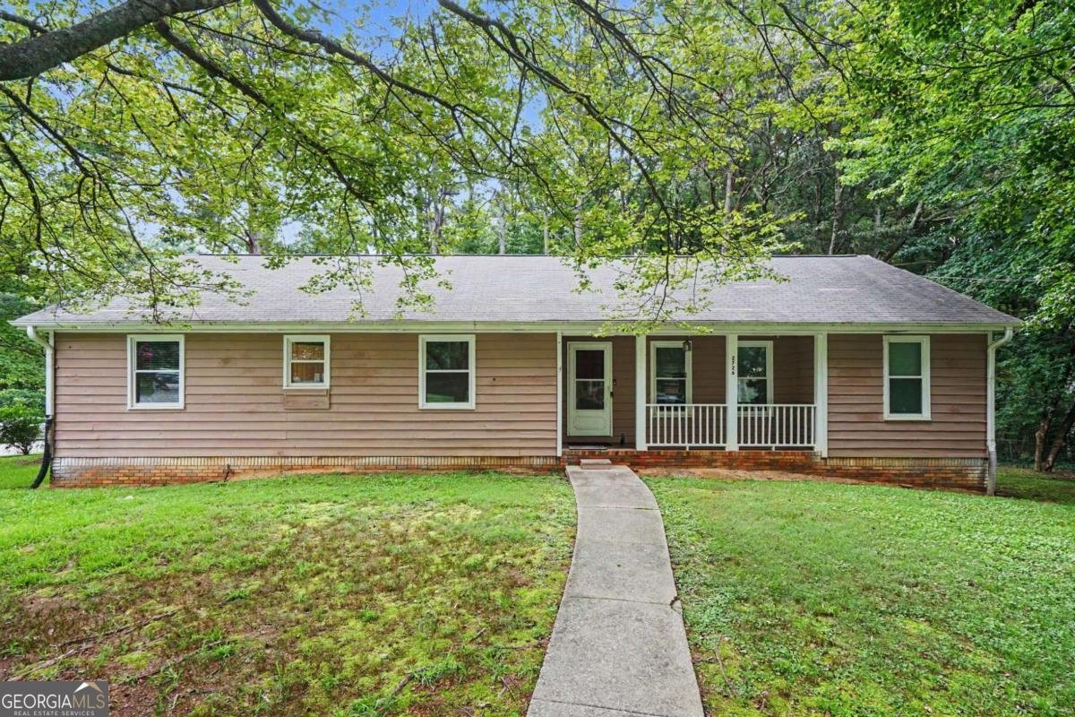2726 Raven Wood Drive Snellville - main photo