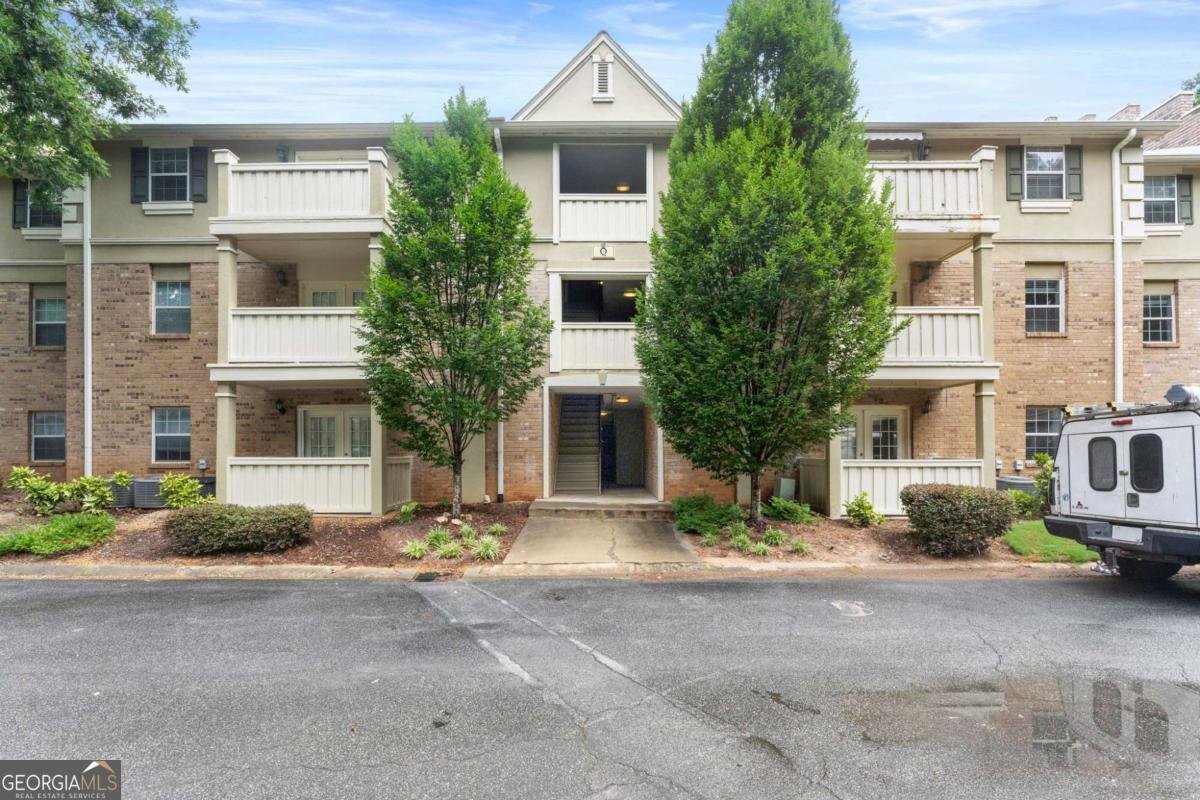 6900 Roswell Road Sandy Springs - main photo