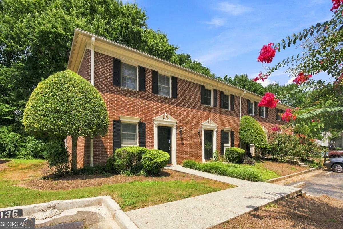 136 Sterling Court Alpharetta - main photo