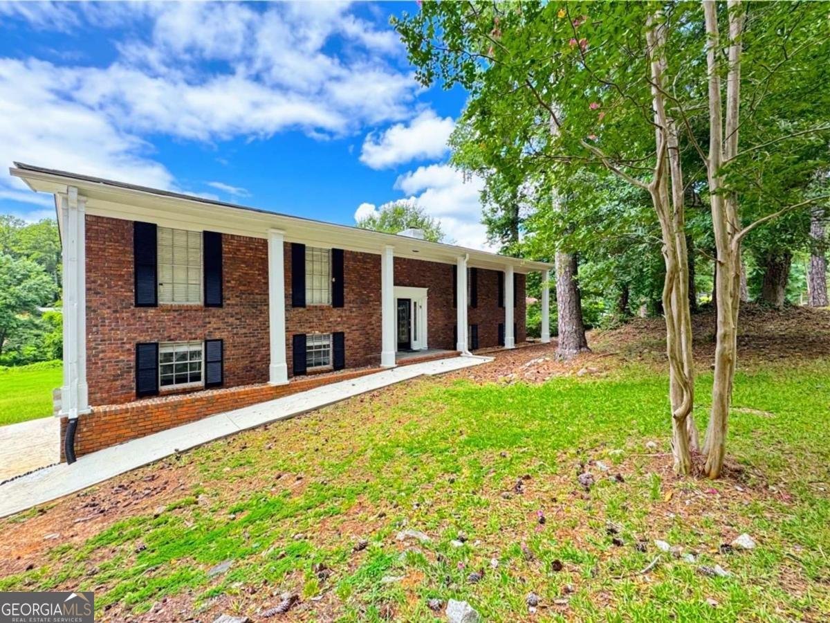 1665 Loch Lomond Trail Atlanta - main photo