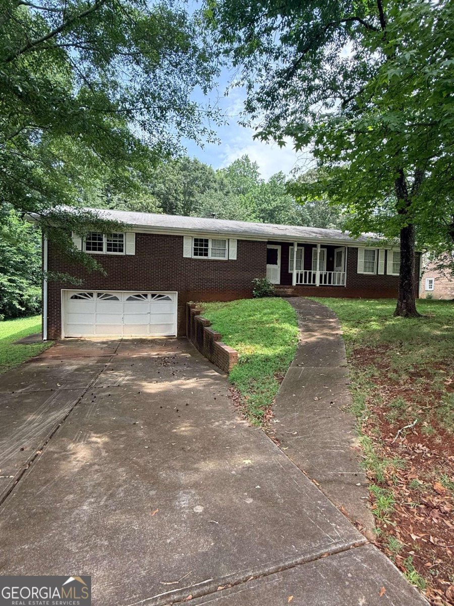 3827 Sherwood Drive Douglasville - main photo