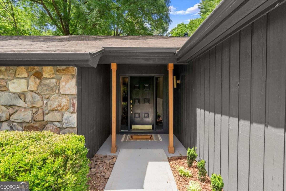 20 Sweetwood Court Roswell - main photo