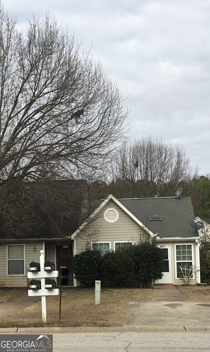 9028 Stoneleigh Trace Douglasville - main photo