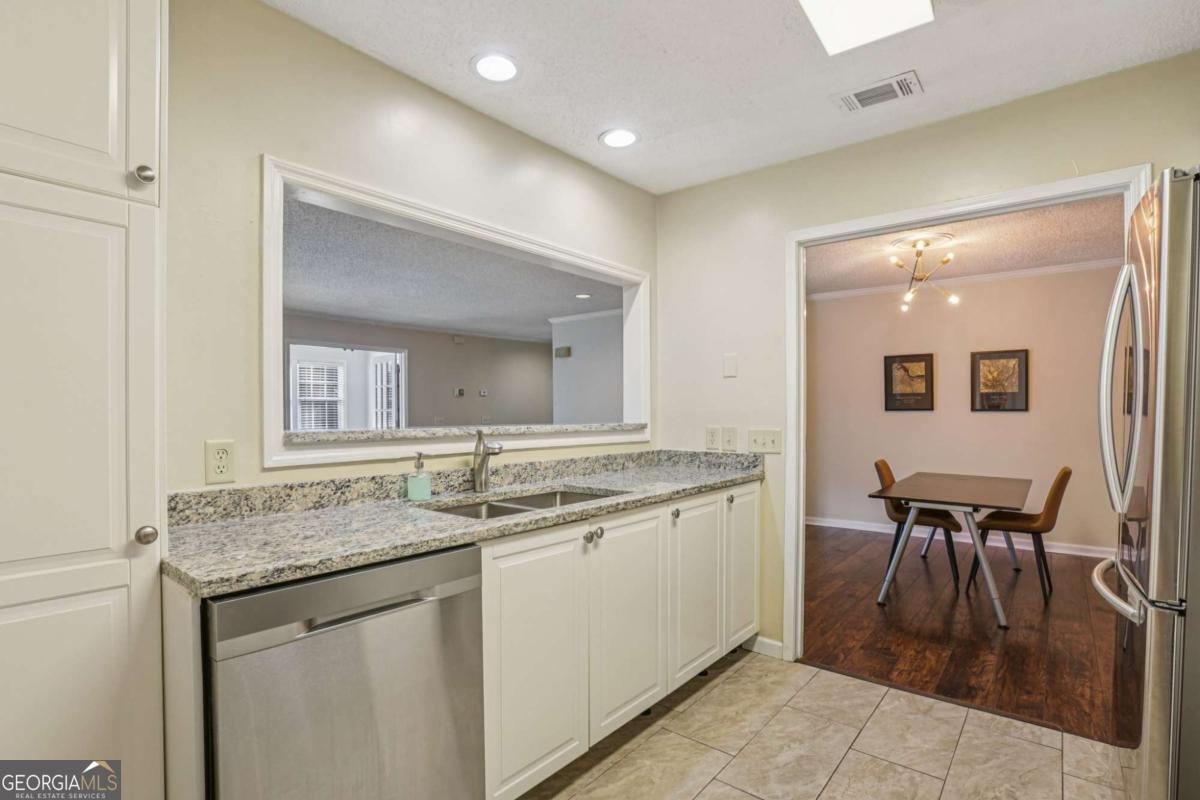 208 Bainbridge Drive Sandy Springs - Photo 7
